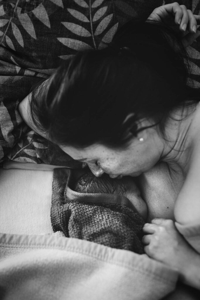 Mama küsst Baby auf den Kopf - Geburtsfotografie Kärnten
