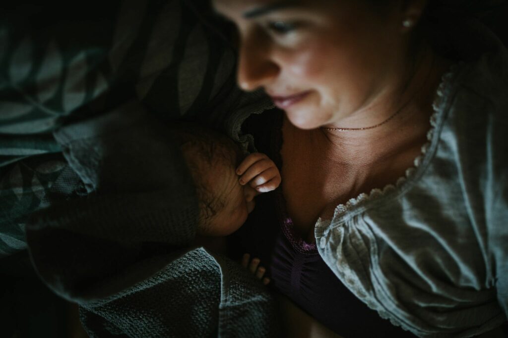 Mama und Baby kurz nach der Geburt - Geburtsfotografie Kärnten