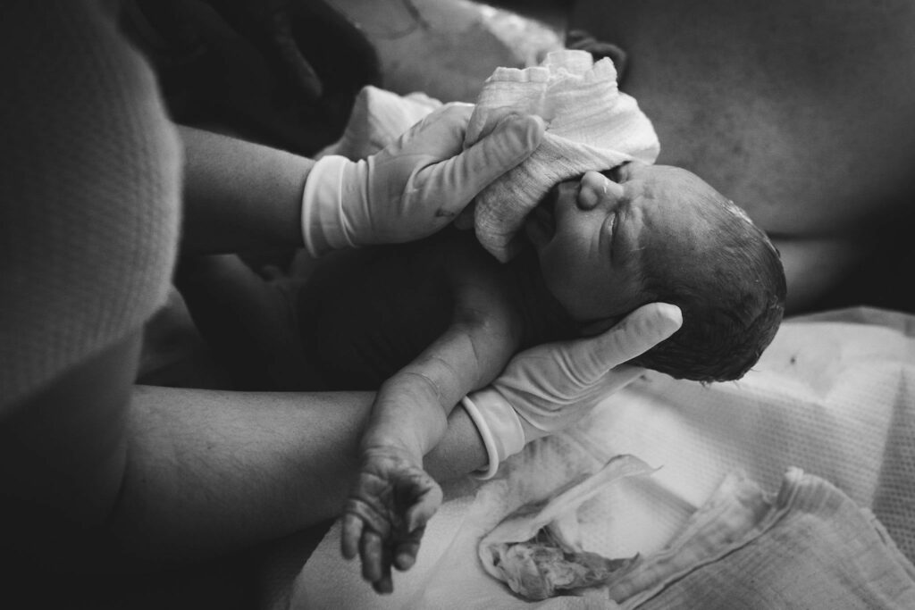 Neugeborenes wenige Sekunden nach der Geburt - Geburtsfotografie Kärnten