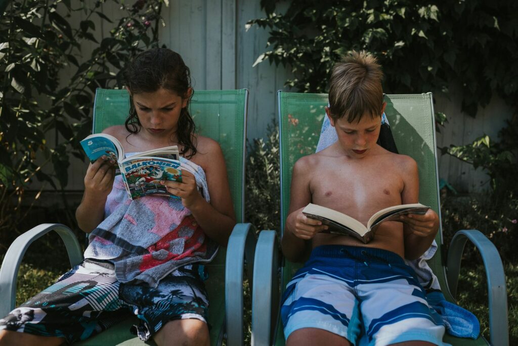 Kinder lesen im Garten - Familienreportage, Familienfotos, Familienshooting Klagenfurt Kärnten