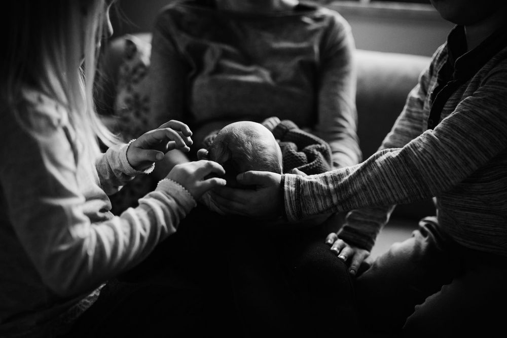 Neugeborenes liegt auf Mamas Schoß - Babyfotos, Neugeborenenfotos, Neugeborenenshooting Klagenfurt