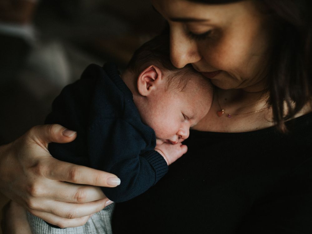 Neugeborenes liegt auf Mamas Brust - Babyfotos, Neugeborenenfotos, Neugeborenenshooting Klagenfurt