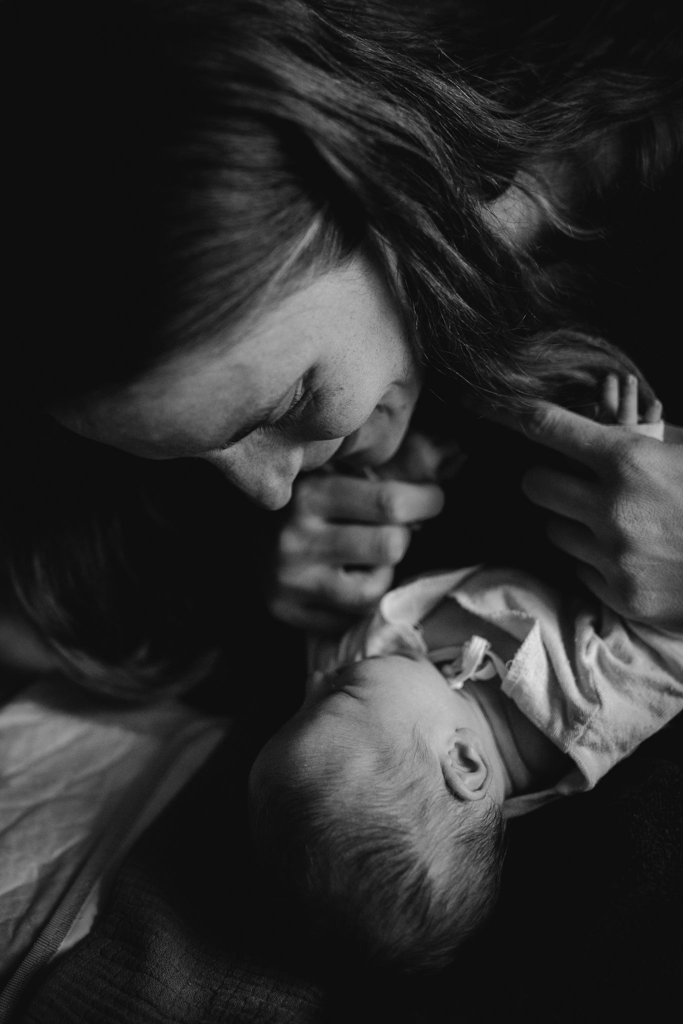 Mutter schaut ihr Baby an - Neugeborenenfotos Klagenfurt