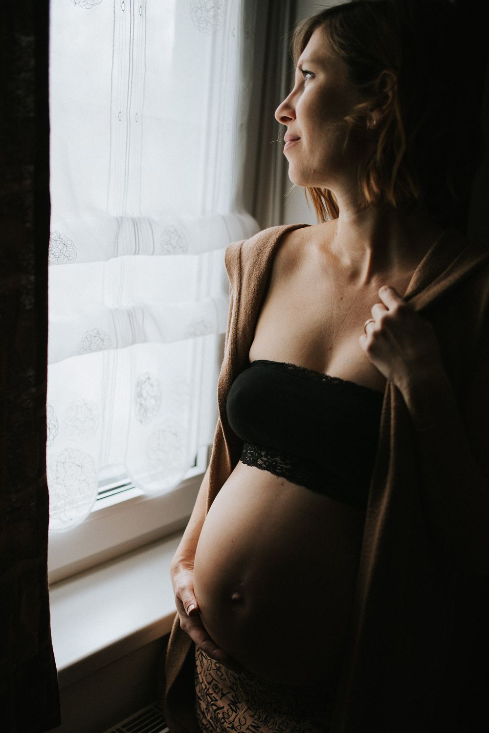 Schwangere steht am Fenster - Babybauchfotos, Schwangerschaftsportraits Klagenfurt Kärnten