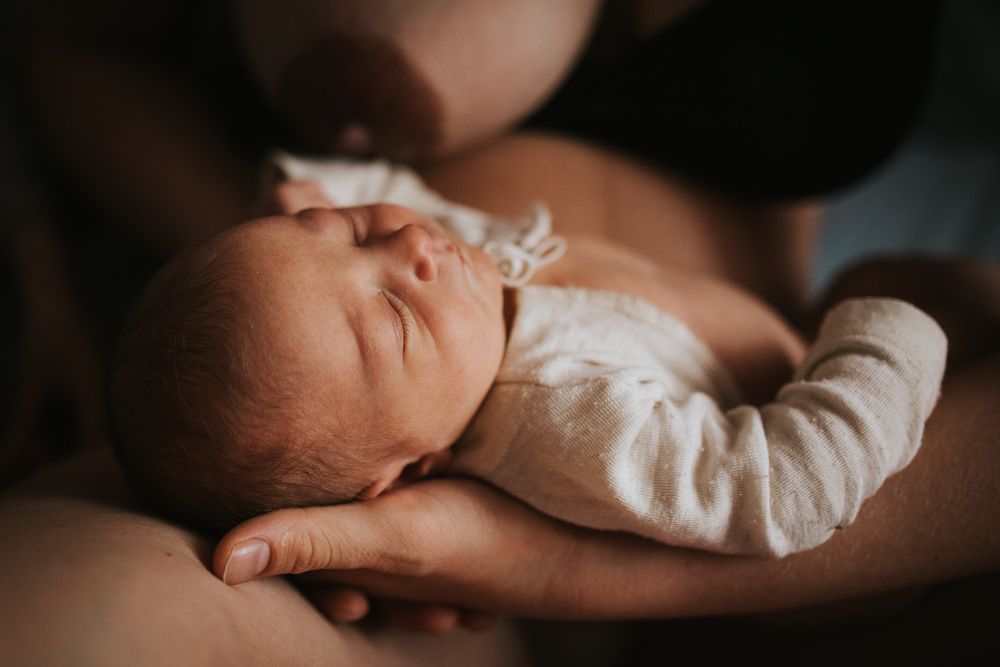 Neugeborenes liegt auf Mamas Arm - Neugeborenenfotos Klagenfurt