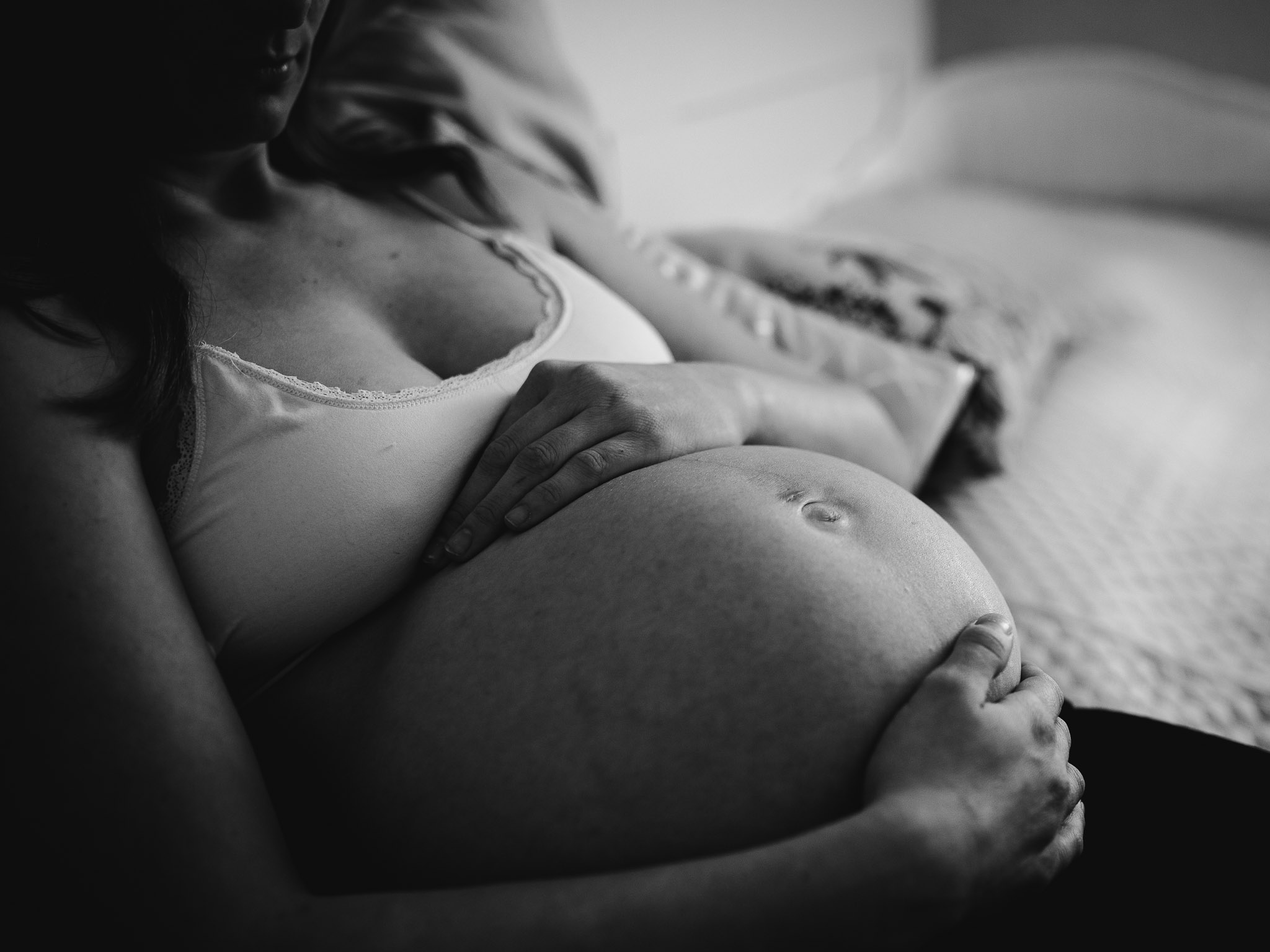 Schwangere liegt am Bett - Babybauchfotos, Schwangerschaftsportraits Klagenfurt Kärnten
