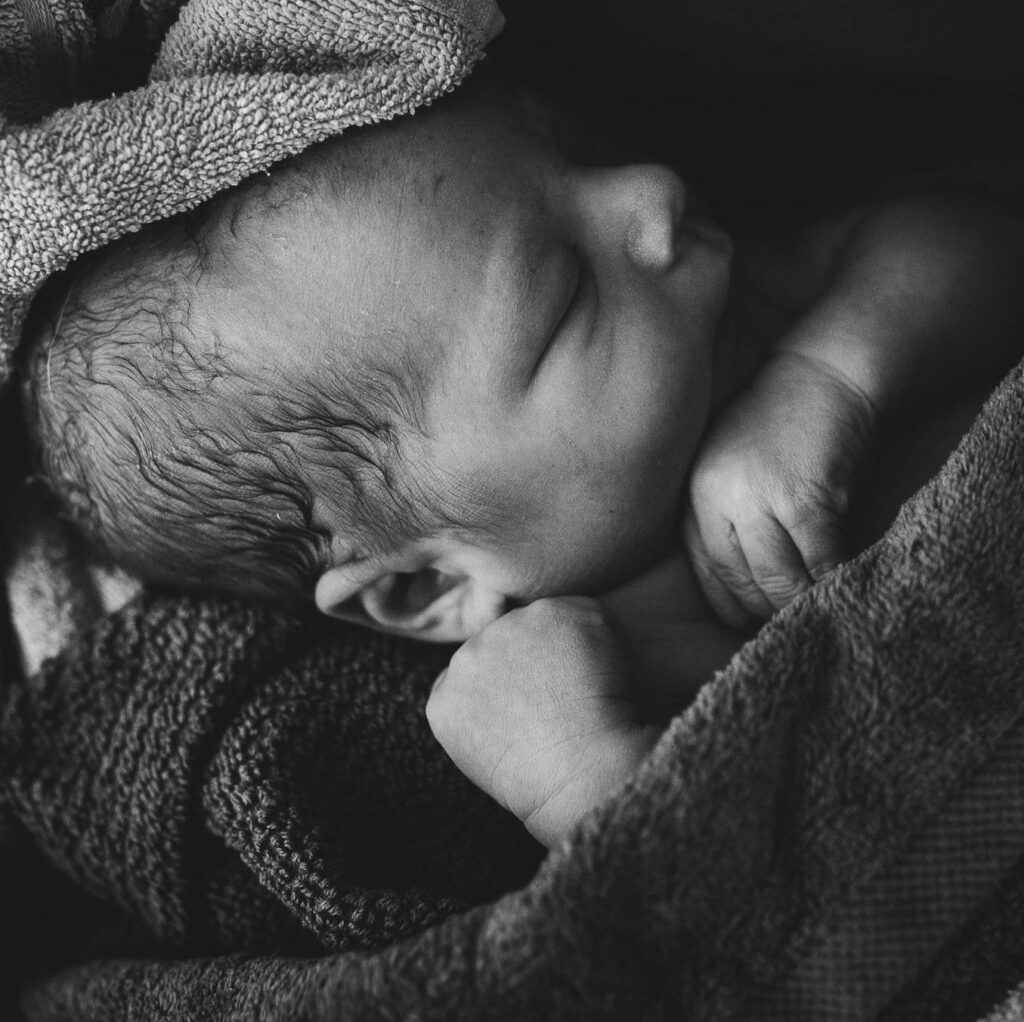 Baby kurz nach der Geburt eingewickelt in Handtuch - Geburtsfoto, Geburtsfotografie, Geburtsfotografin Klagenfurt / Kärnten