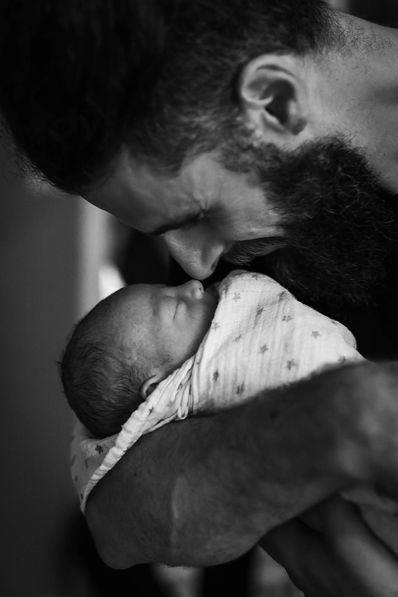 Vater mit neugeborenem Kind im Arm