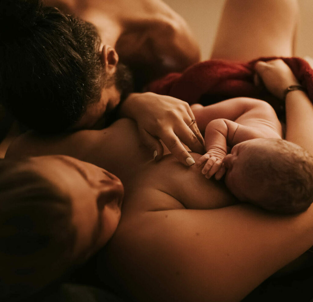 Mutter und Vater mit ihrem Neugeborenen