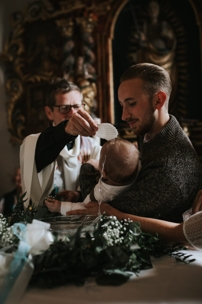 Tauffotos Kärnten, Kind wird getauft