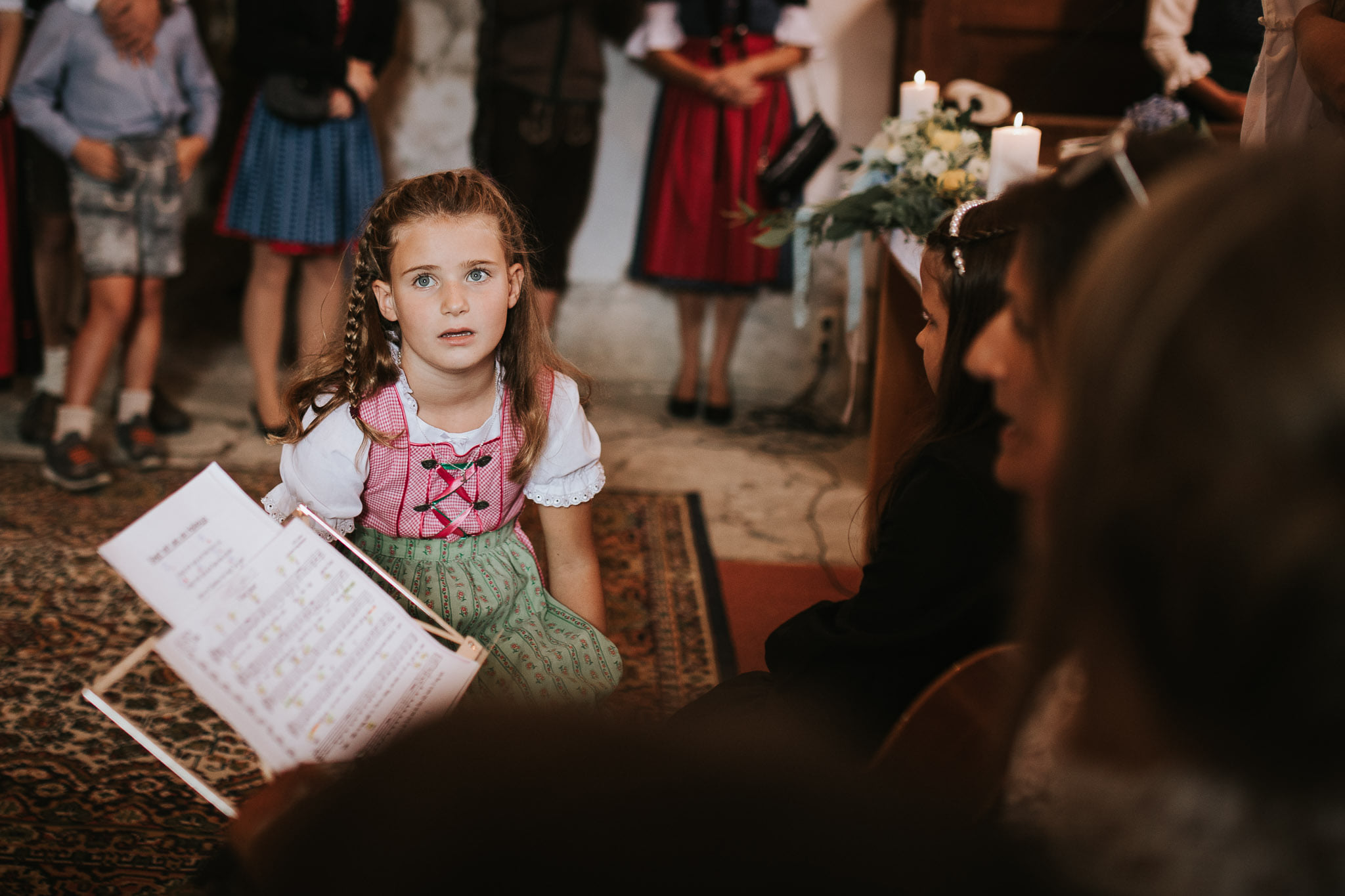 Tauffotos, Taufbegleitung, Kind singt in der Kirche