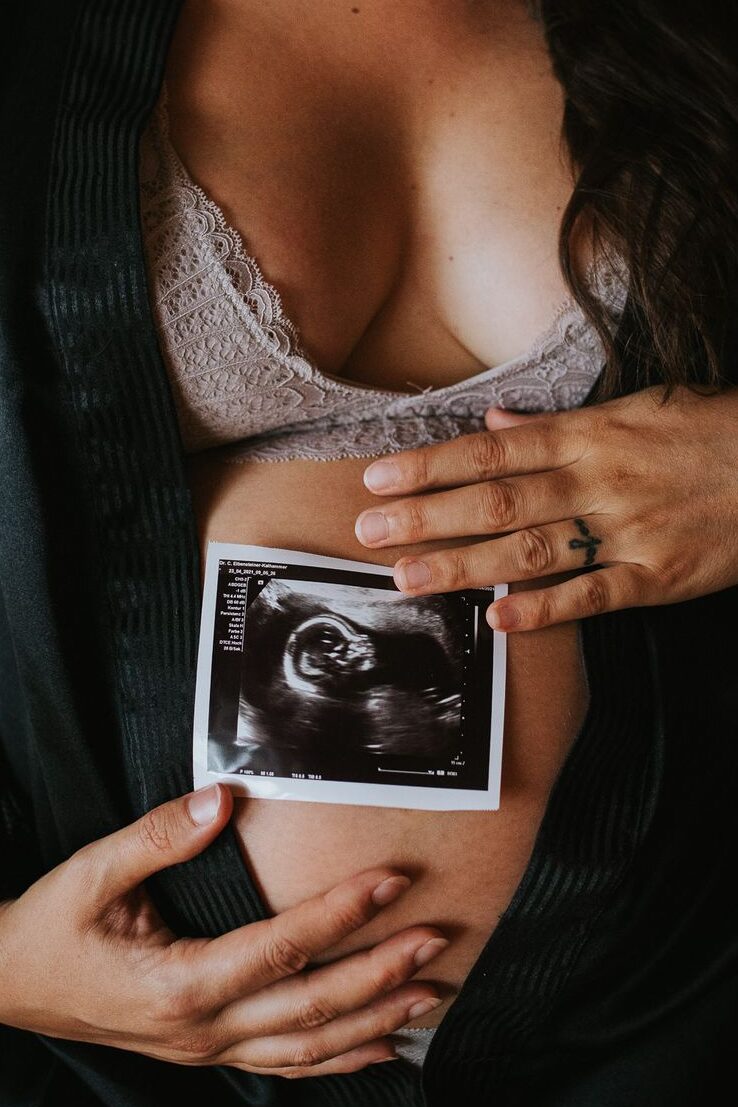 Schwangere mit Ultraschall-Bild - Babybauchfotos, Schwangerschaftsportraits Klagenfurt Kärnten